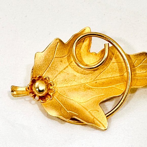 Vintage Gold Tone Leaf Brooch w/Tendril - Picture 2 of 4